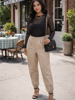 NWOT📸 Pretty Little Thing Jogger Style Faux Leather Pants